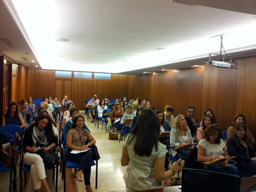 Juani Mesa en un momento de la Charla "Educar la alegría, el optimismo y las ganas de vivir"