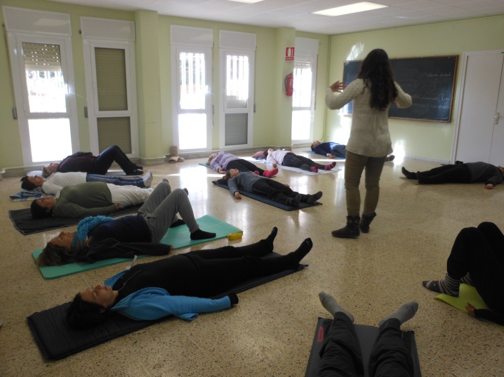 Taller de Autoestima en BCN con Juani Mesa y Lali Ribalta.  Haciendo relajación y conciencia corporal.