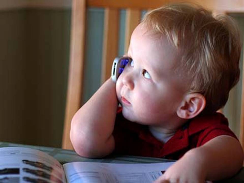Infancia y nuevas tecnologías. Bebé con móvil