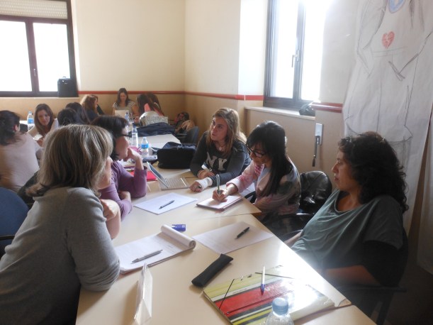 Un momento de trabajo en equipo. Alumnado del Postgrado de Educación Emocional y Bienestar (Universidad de Barcelona), en un momento de la sesión con la Dra. Juani Mesa Expósito.