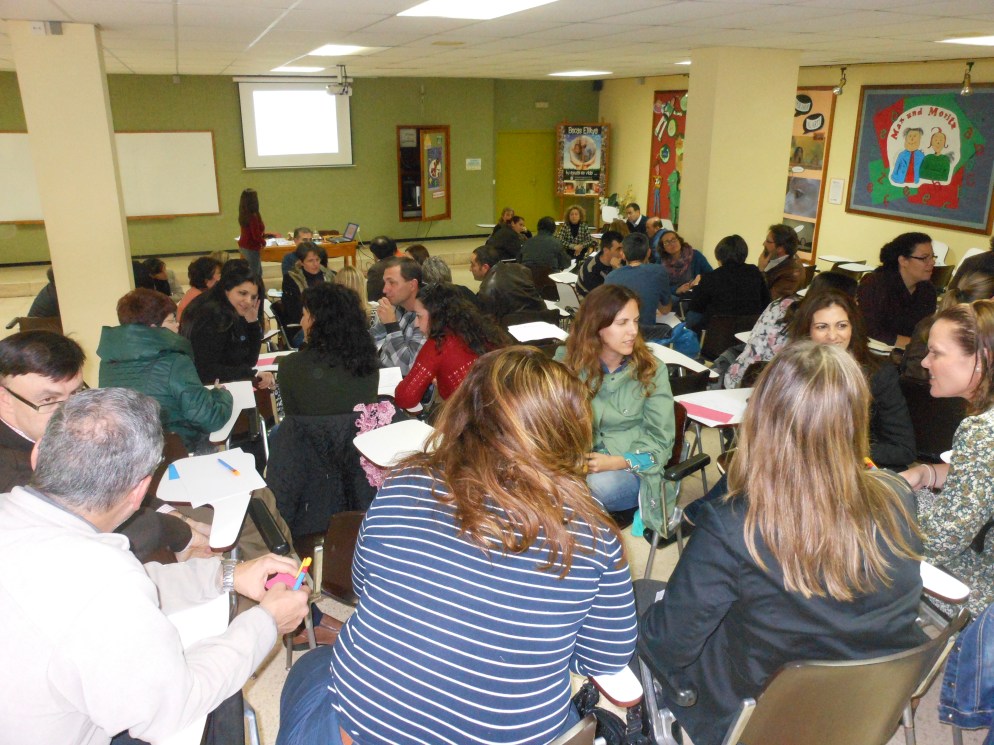 Familias trabajando en grupo en u ntaller impartido por la Dra. Juani Mesa Expósito, en un colegio de Santa Cruz de Tenerife.