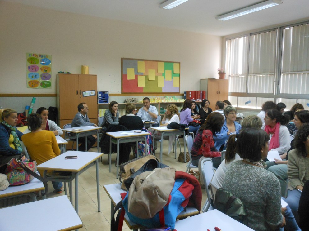 Familias trabajando en grupo en un taller de Autoestima en un centro escolar den Sant Boi (Barcelona) impartido por la Dra. Juani Mesa Expósito.