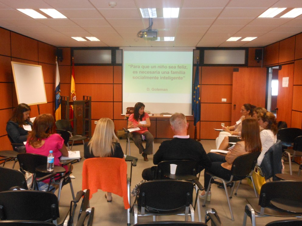 Taller  para familias en el Centro de emprendedores de El Sebadal ( Las Palmas de GC) impartido por la Dra. Juani Mesa Expósito