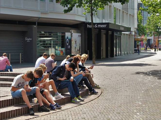 Adolescentes con diferentes pantallas, ¿qué estarán viendo, leyendo o comunicando?. Dra. Juani Mesa Expósito