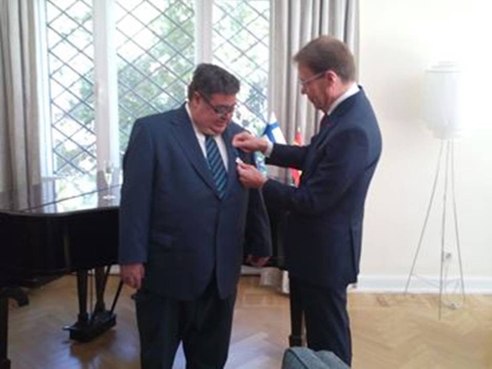 Entrega de la Medalla de Caballero de la Rosa Blanca al Dr. Xavier Melgarejo por parte el embajador de Finlandia en España en reconocimiento a su trabajo y conocimiento sobre el modelo educativo finlandés.