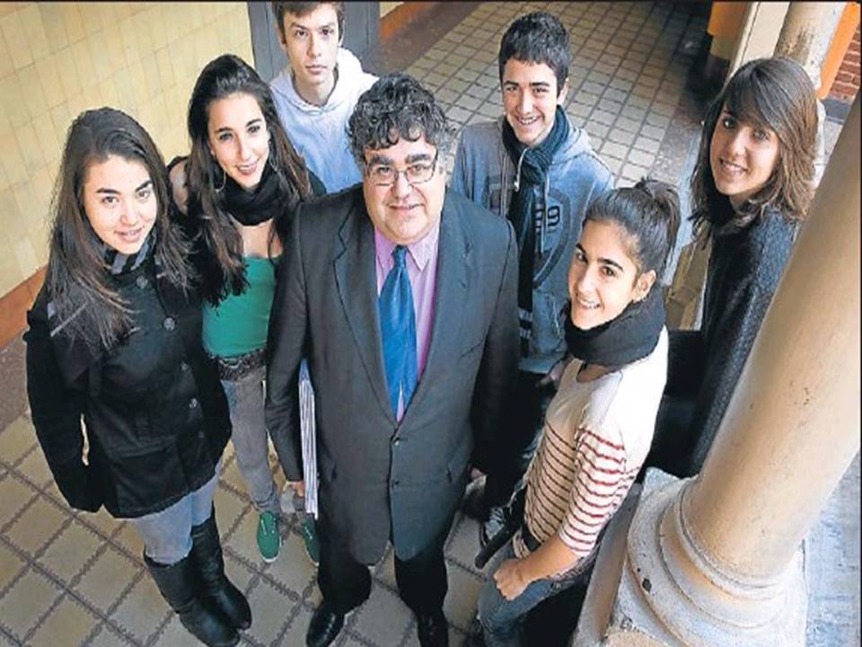 El Dr. Xavier Melgarejo con su alumnado del Colegio Claret (Barcelona).