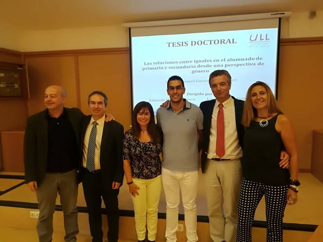 De izquierda a derecha Dr. Eduardo Martin (co-director de la Tesis), Dr. Jesús Alemán (profesor de la ULPGC y Vocal del Tribunal de Tesis), Dra. Juani Mesa, (quien firma este artículo , profesora de la UB y Secretaria del Tribunal de Tesis), Cristo M. Guerra (Doctorando ), Dr. Ramón Aciego (docente del a ULL y presidente del Tribunal de tesis) y la Dra. Ángela Torbay (co-directora de la Tesis)