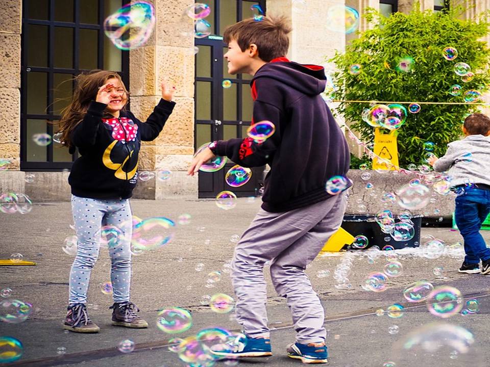 Hay que educar para que cada criatura sea la persona que de verdad quiere llegar a ser, ofreciéndole todas las oportunidades educativas y culturales que tengamos a nuestro alcance. Somos más que un color, un juguete. Más que una X o una Y.