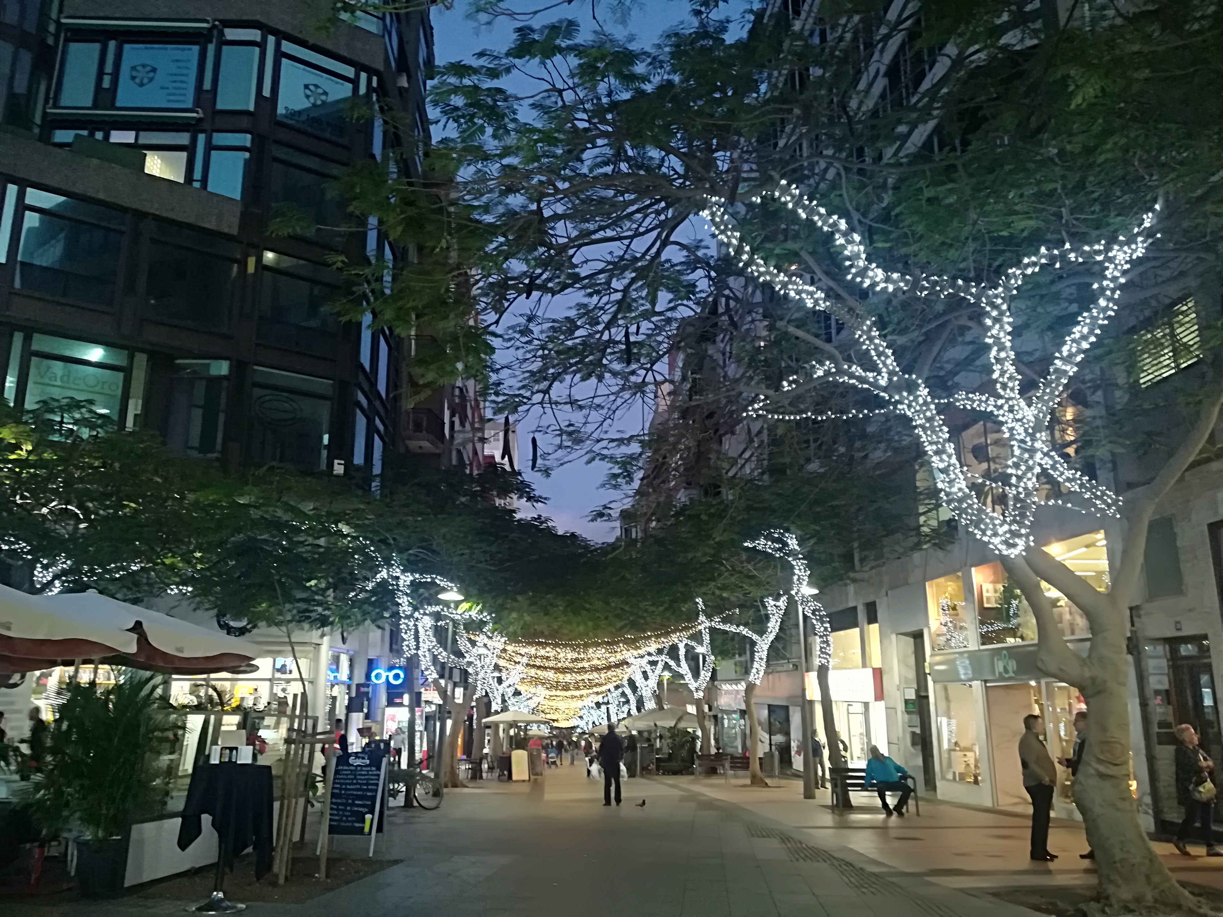 La falsa ilusión de la felicidad consumista no consigue apagar nuestros sentimientos como adultos. Tenemos que ser valientes para reconocerlos, compartirlos y regalar lo que de verdad importa: tiempo de estar y de querer a los demás.